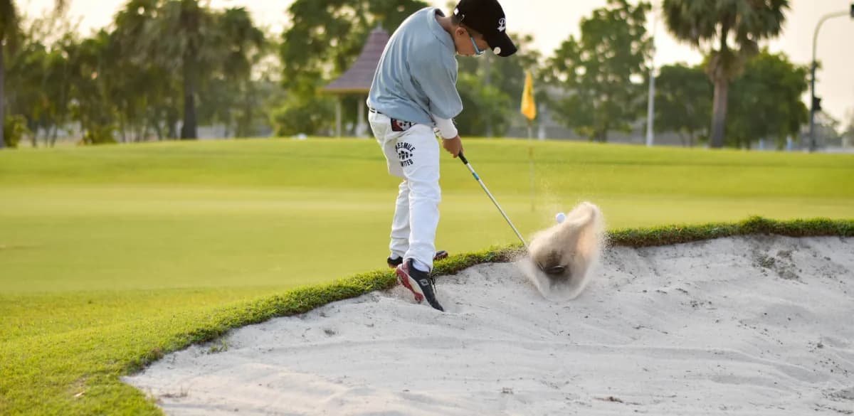 Green de golf al atardecer
