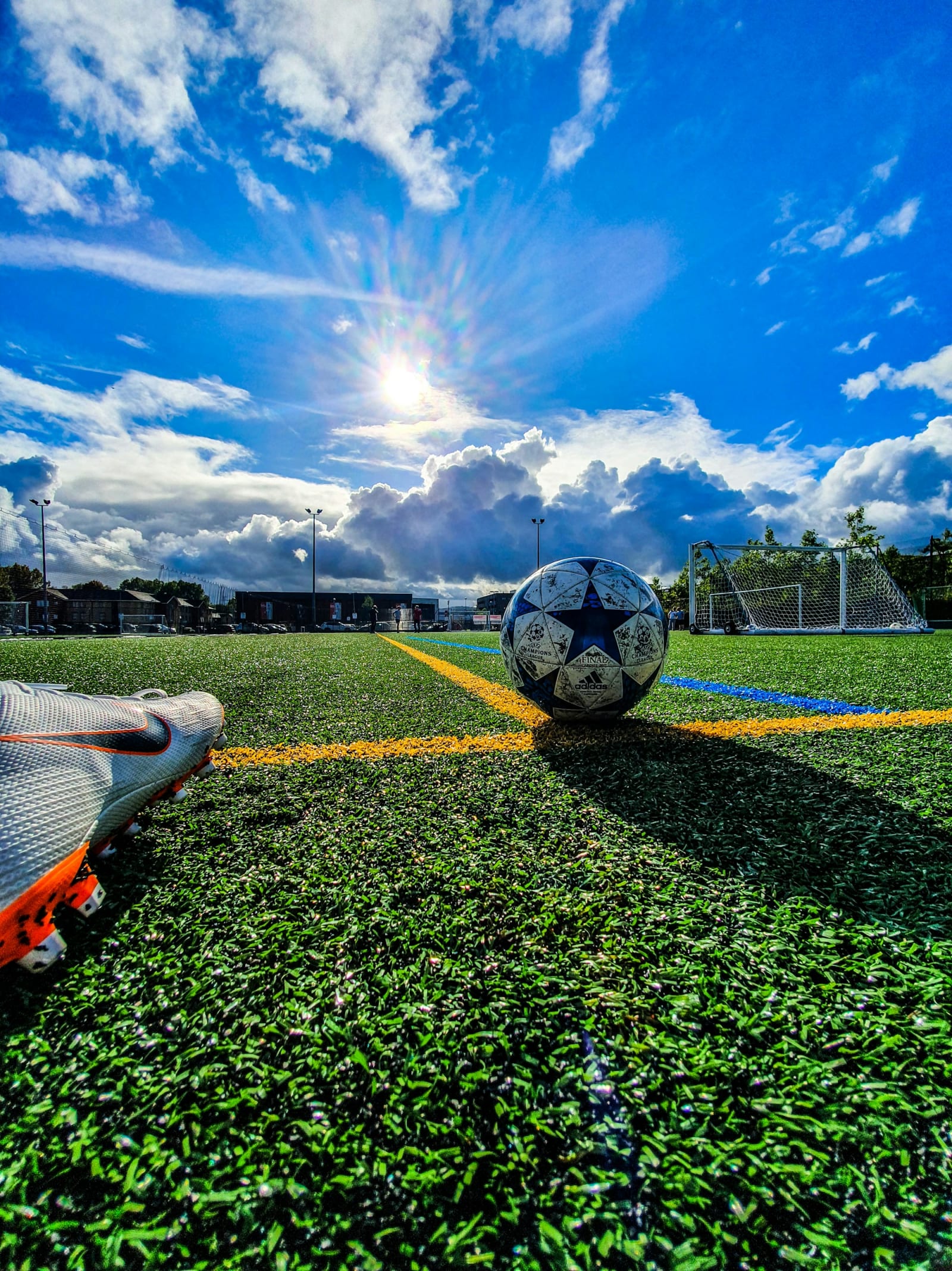 Balón de fútbol sobre el césped de un campo