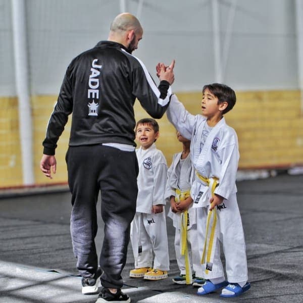 Sensei con alumnos Karate Jade